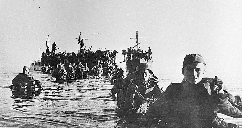 Советский десант вместе с моряками из экипажей катеров насчитывал всего 108 человек.
