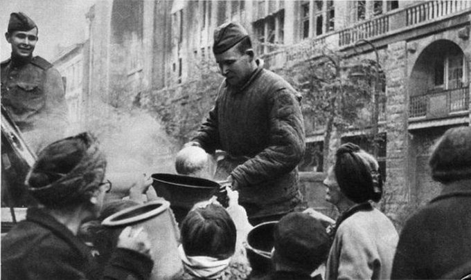 Россия, в лице своих солдат, простила немцев ещё в мае 1945 года и стала кормить их из полевых кухонь.