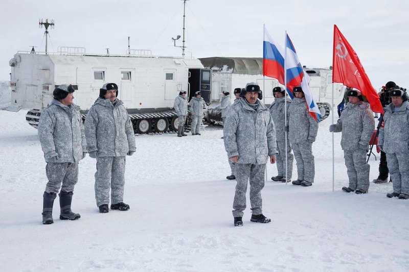 «Подобные учения мы будем проводить ежегодно, в разных районах Арктики, различным составом привлекаемых участников и в разные периоды обучения», - сказал генерал-лейтенант Юнус-Бек Евкуров.