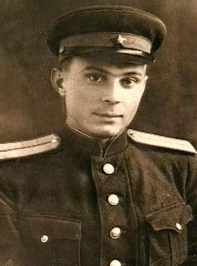Командир взвода Евгений Матвеев, будущий народный артист.