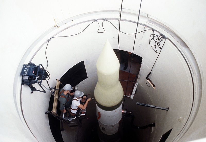 Техническое обслуживание межконтинентальной баллистической ракеты Minuteman в шахте.