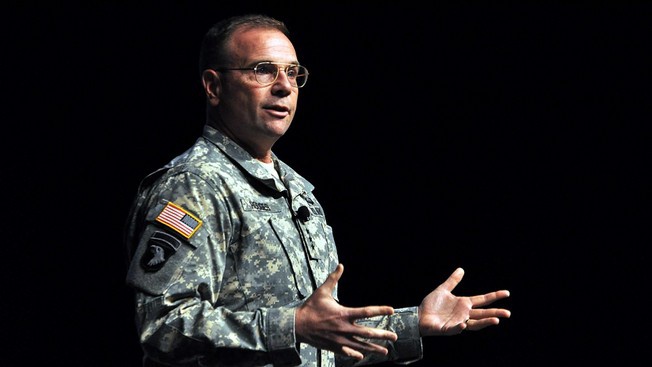 Бывший командующий  сухопутными силами США в Европе отставной генерал-лейтенант Бен Ходжес.