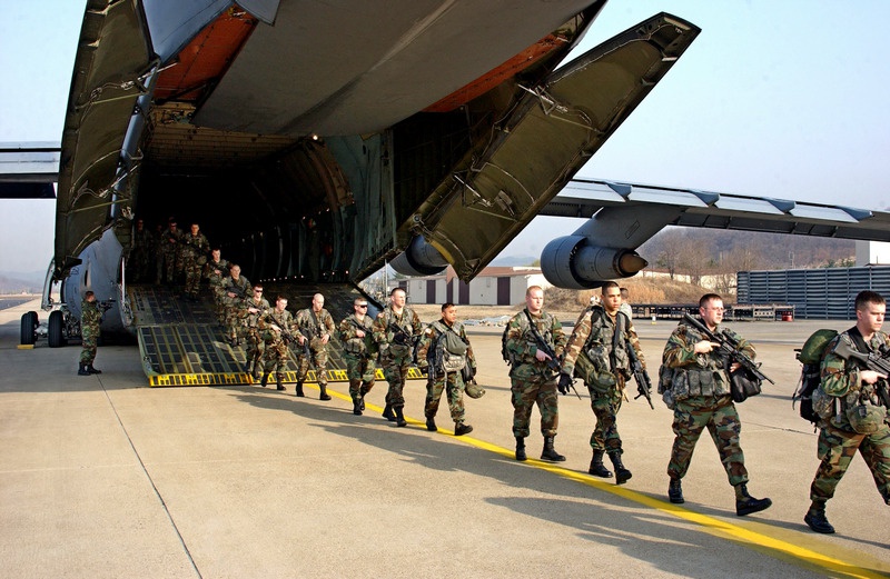 Солдаты армии США выходят из самолёта С-5 ВВС США на авиабазе Тэгу, Южная Корея.