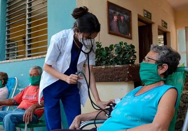 В Венесуэле действует 398 центров комплексной диагностики, управляемых кубинским персоналом.