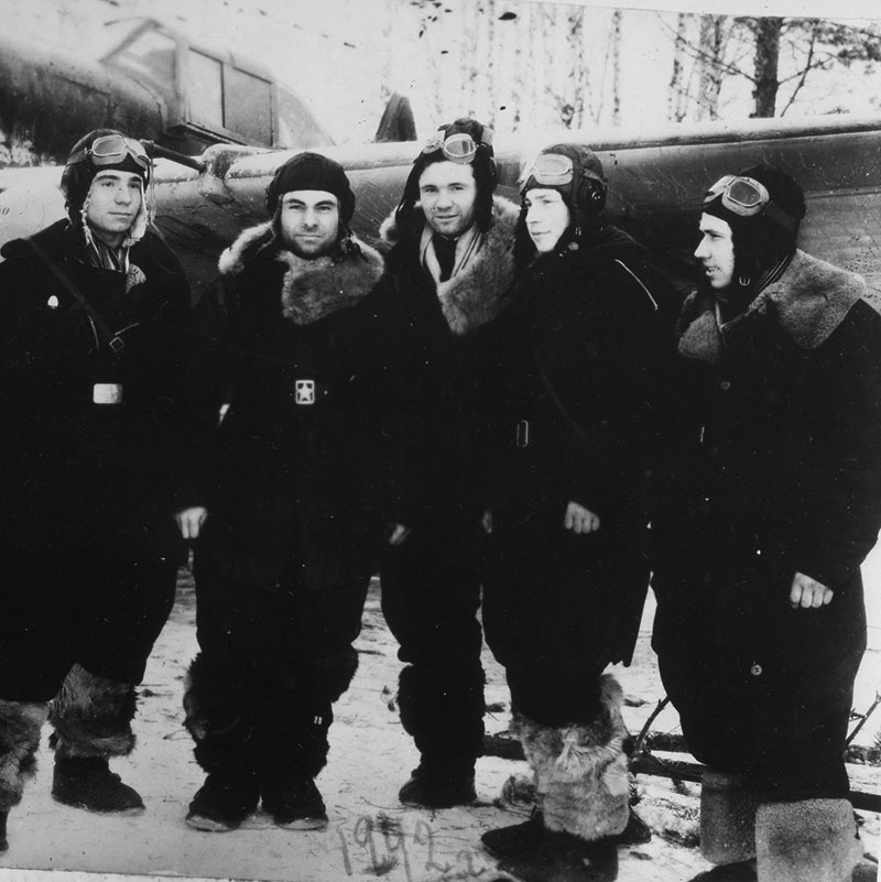 Лётчики-штурмовики 71-го штурмового авиационного полка. А. Лебедев третий справа.