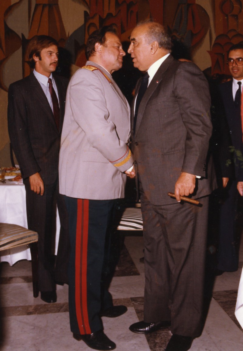 Премьер-министр Марокко Карем Ламрони (справа) на приёме в честь годовщины Советской армии. Генерал В. Стрельбицкий (слева). 1984 год.