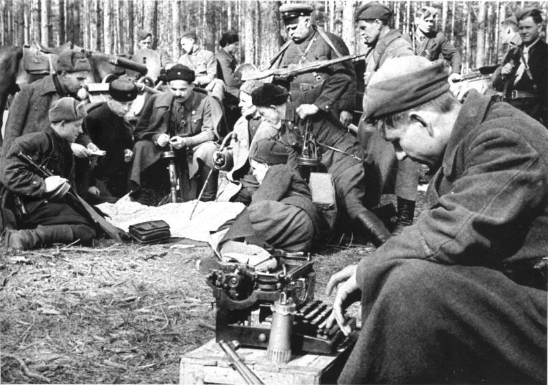 Штаб Сумского партизанского соединения во главе с С.А. Ковпаком обсуждает предстоящую операцию.