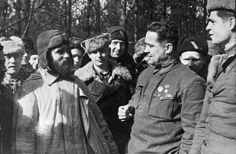 Алексей Фёдоров с партизанами своего отряда.