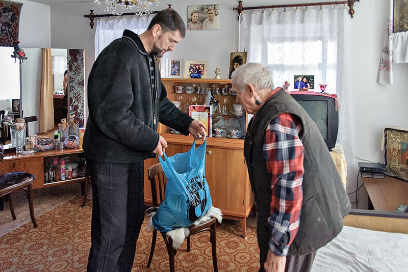 Константин Чалый передаёт продуктовый набор ветерану ВОВ Ф.И. Кузьменко.