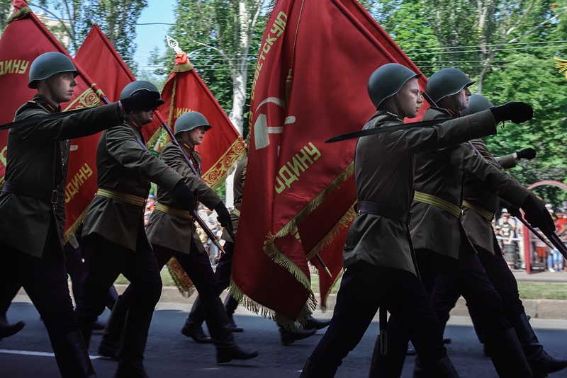 Вслед за знаменем Победы и знаменем Донецкой Народной Республики, шествие открывали штандарты Южного и Юго-Западного фронтов.
