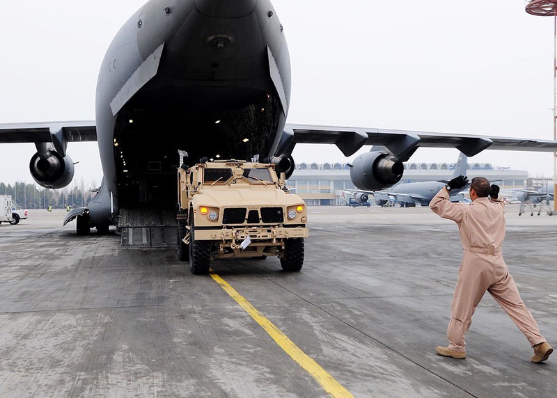 Американцы потеряли транзитную военную авиабазу «Манас» в Кыргызстане.