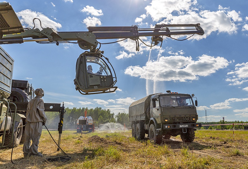 Машина тепловой обработки УТМ-80М проводит специальную обработку техники.