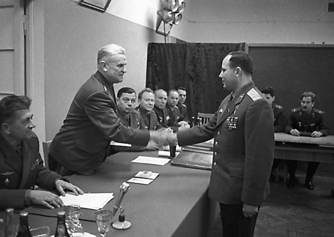 По решению экзаменационной комиссии полковнику Юрию Алексеевичу Гагарину присвоена квалификация лётчика-инженера-космонавта.