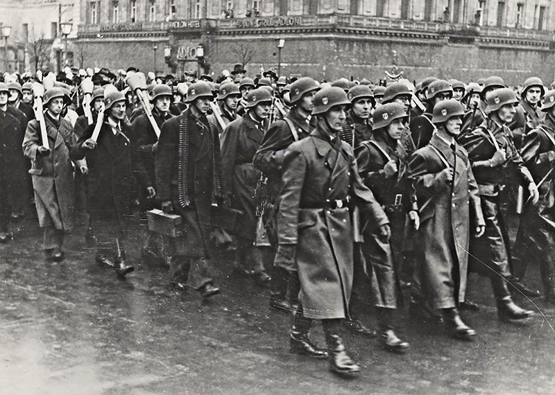 Народное ополчение фольксштурм (Volkssturm) было создано в сентябре 1944 года на основе тотальной мобилизации.