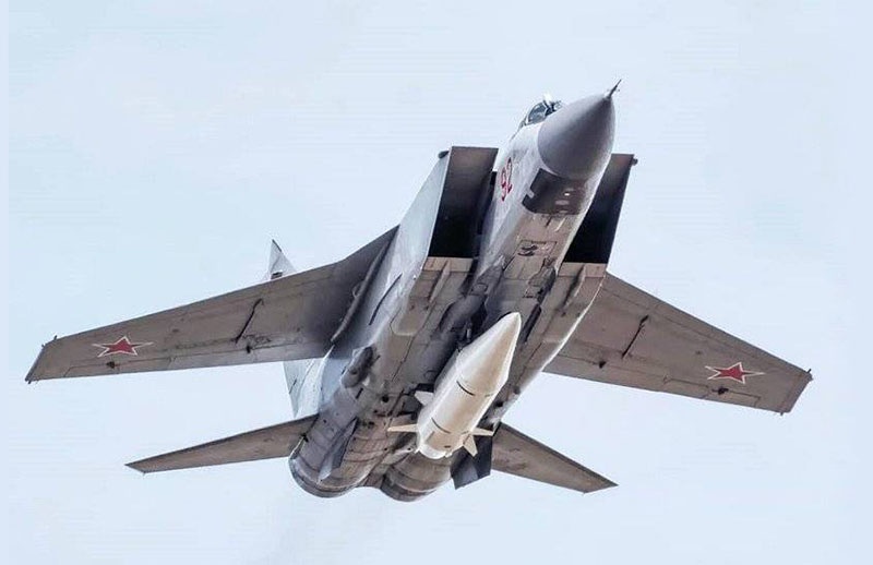 Истребитель МиГ-31К с гиперзвуковой ракетой «Кинжал».