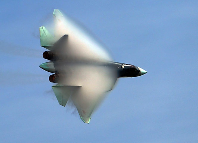 Многофункциональный истребитель пятого поколения Су-57 выполняет демонстрационный полёт в рамках Международного форума «Армия-2020» на аэродроме «Кубинка».
