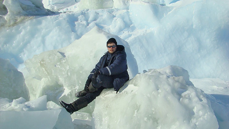 Владимир Цыварёв на ледяном покрове Антарктиды.