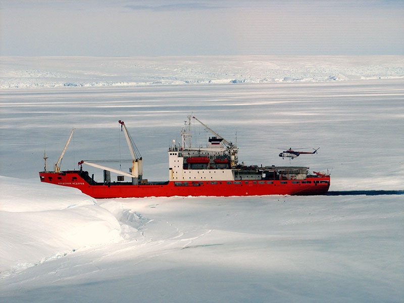 Научно-исследовательское судно «Академик Фёдоров» у берегов Антарктиды.