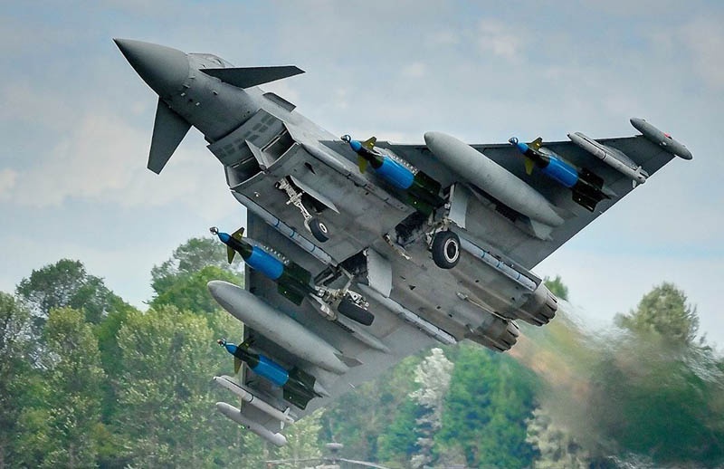 Истребитель Eurofighter Typhoon немецких ВВС на учениях.
