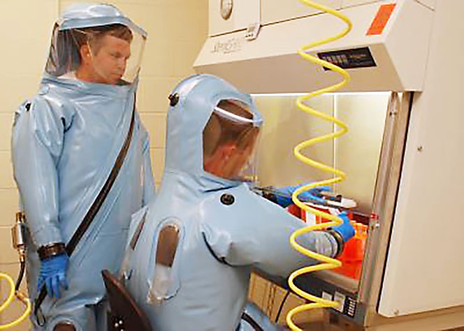 В лабораториях USAMRIID в Форт-Детрике работали над вирусами туляремии, чумы и венесуэльского энцефалита и Эбола.