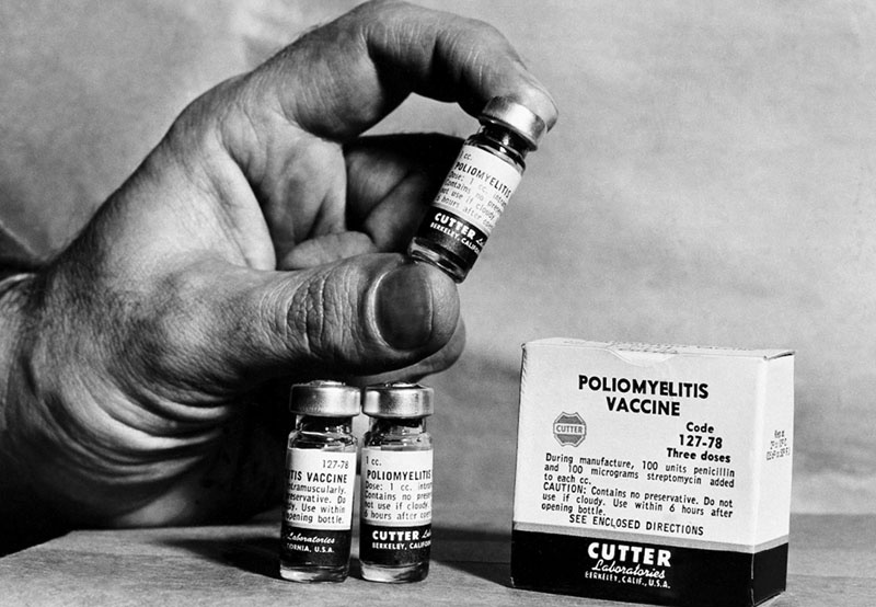 В 1955 году вакцина фирмы Cutter Laboratories вызвала 40 000 случаев полиомиелита, парализовав или убив множество детей.