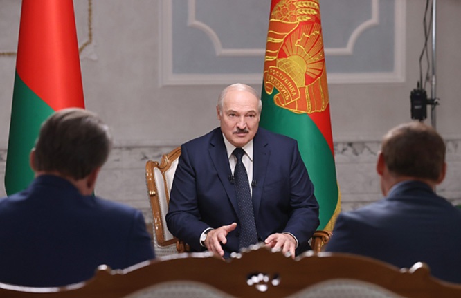 Президент Белоруссии Александр Лукашенко во время интервью российским журналистам во Дворце независимости в Минске сказал, что не бросит своё хозяйство на произвол судьбы.