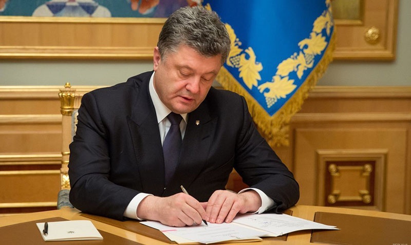 В 2017 году тогдашний президент Порошенко по просьбе Ахметова даёт команду на отзыв лицензии на месторождение у госкомпании «Нефтегаз».
