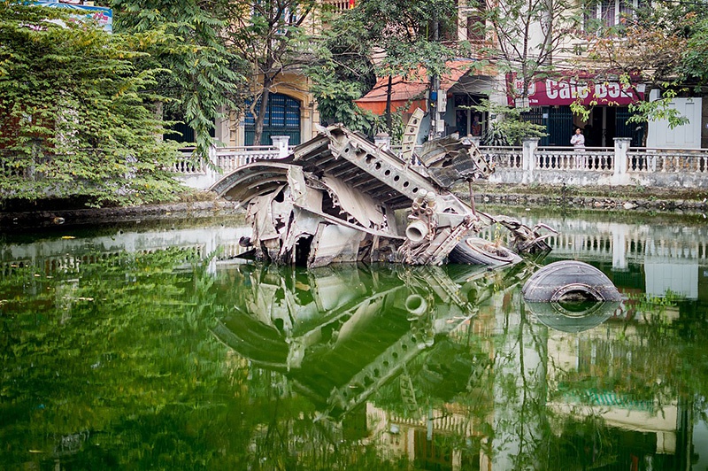 Обломки бомбардировщика B-52 сбитого советской ракетой в 1972 году в центре Ханоя.