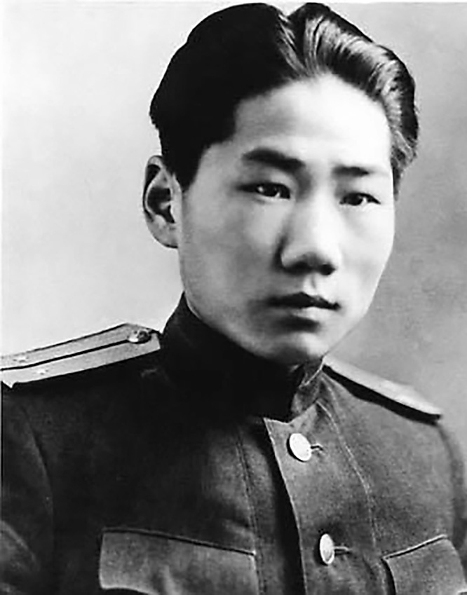 По окончании учёбы в Военно-политической академии Мао Аньин получил звание лейтенанта и был направлен на 1-й Белорусский фронт, где его назначили политруком танковой роты.