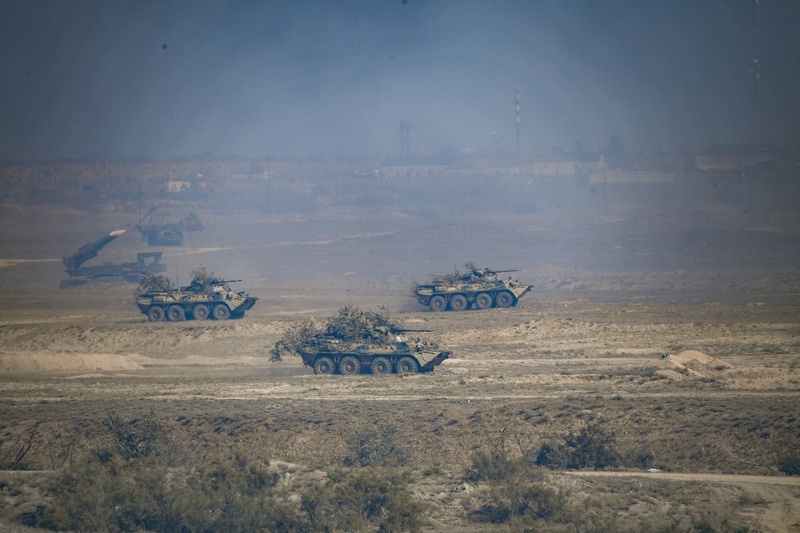 В учениях принимают участие боевые машины пехоты и десанта, танки, самоходные артиллерийские орудия.