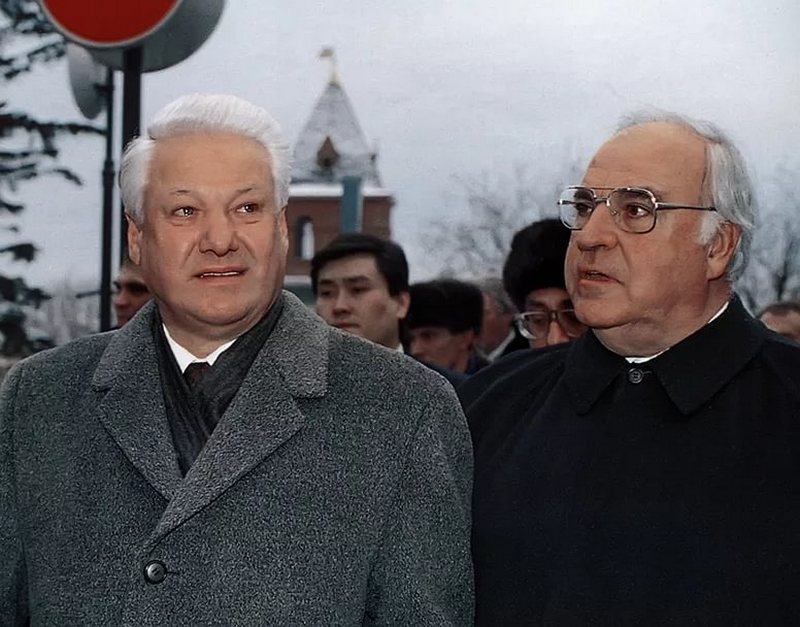 То, что ему не принадлежало - российскую многомиллиардную недвижимость в Германии, - Б.Ельцин отдал ни за грош канцлеру ФРГ Г. Колю.