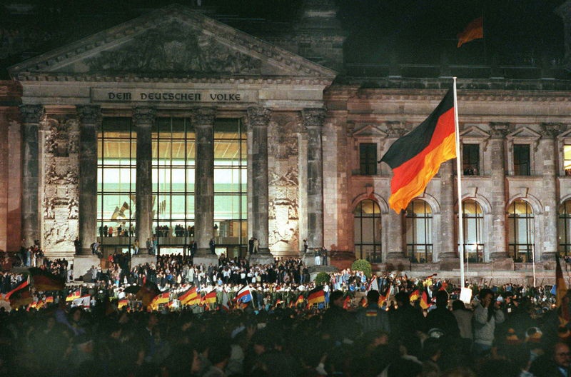 Празднование объединения Германии в Берлине у Бранденбургских ворот в ночь со 2 на 3 октября 1990 г.