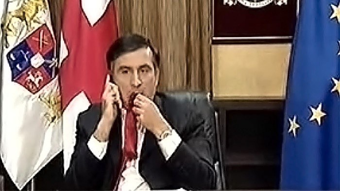Саакашвили всё время выполнял задания неоконсерваторов и считался «приёмным политическим сыном» Джона Маккейна.