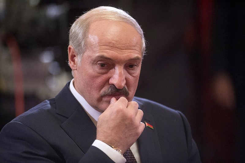 Многие белорусы видят все увёртки Лукашенко и боятся, что Батька утащит их на Запад.