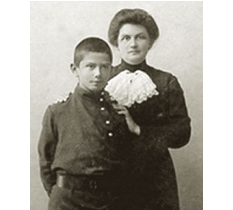 Дмитрий Быстролётов с матерью, 1913 год.