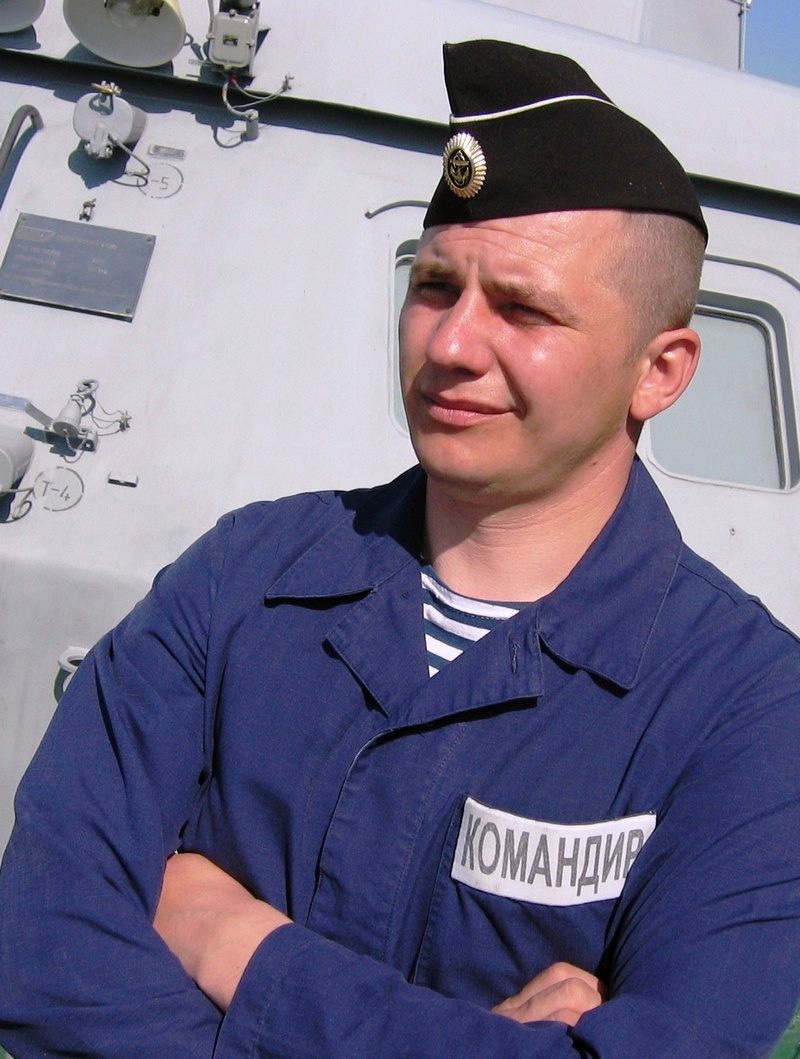 Старший мичман Денис Никитин поначалу, пока не нашлось достойного для службы на катере специалиста, нёс вахту и за рулевого-сигнальщика.