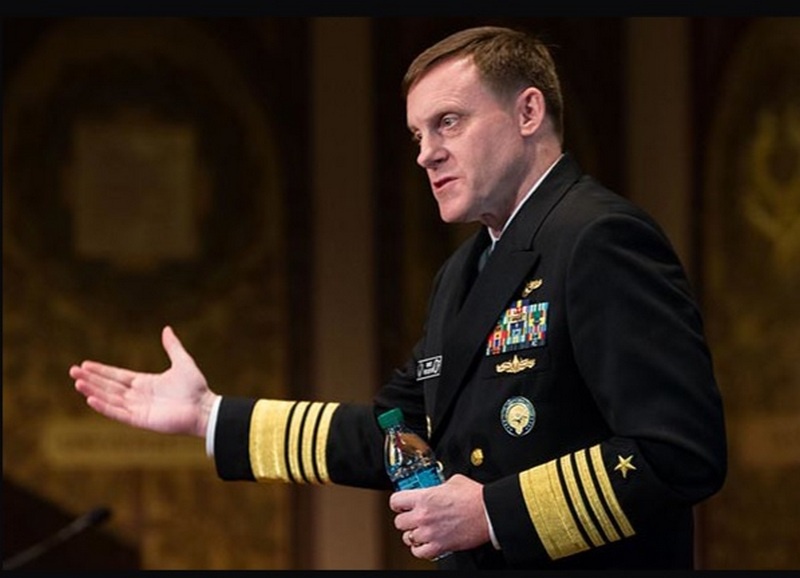 Нынешний командир CYBERCOM адмирал Майкл Роджерс по совместительству является 17-м директором Агентства национальной безопасности США (АНБ/NSA).