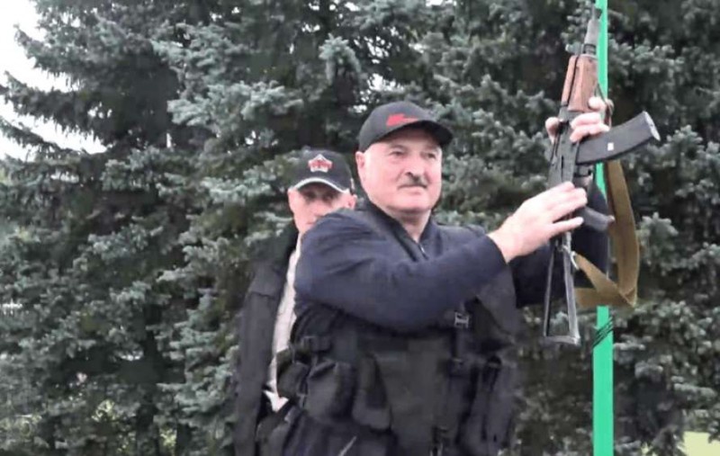  Лукашенко с автоматом, видимо, хотел быть похожим на Альенде, но в целом вызывал понимание.