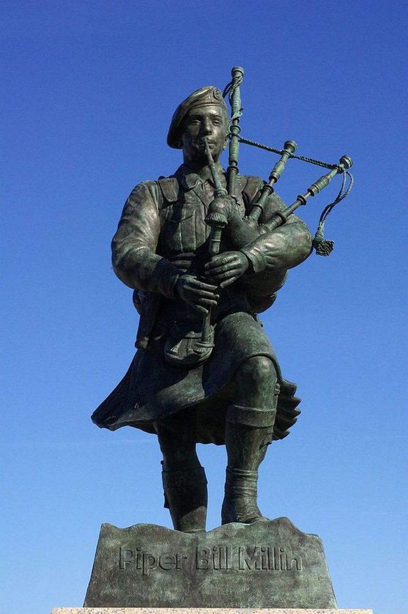 Памятник волынщику Уильяму «Биллу» Миллину.