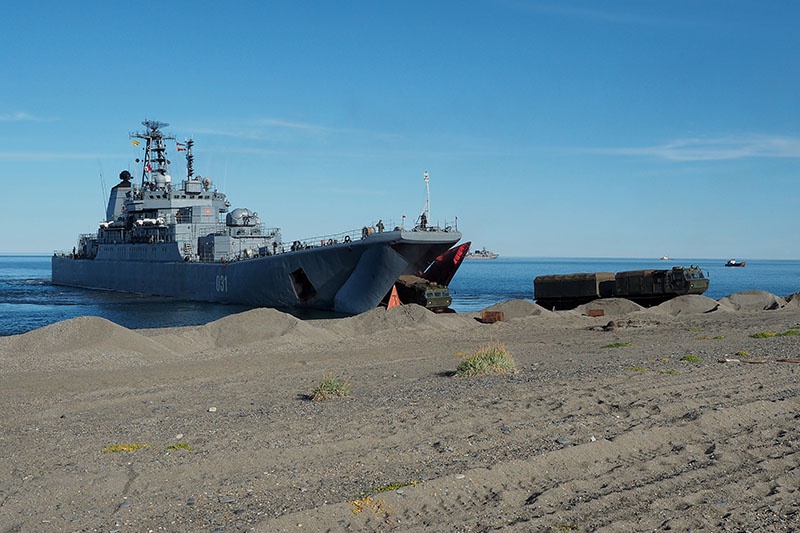 Десантный корабль новочеркасск что случилось. БДК Александр Отраковский. Александр Отраковский корабль. БДК 127 Балтийск.