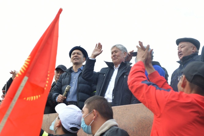  Митинг в Бишкеке. Экс-глава республики Алмазбек Атамбаев (в центре). 9 октября 2020 г.