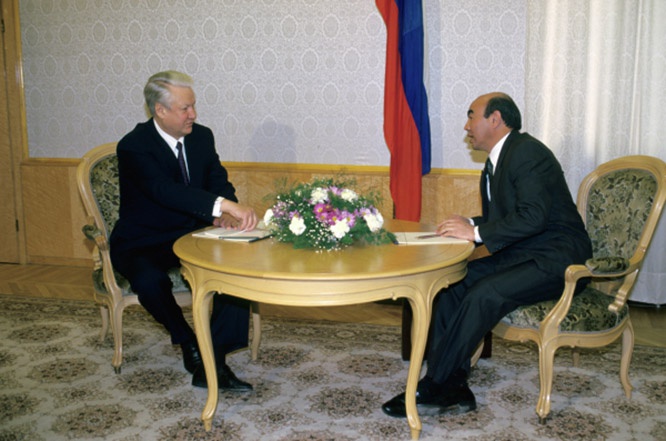 Именно усилия первого президента Киргизии Аскара Акаева и первого президента России Бориса Ельцина в 1991 году позволили избежать столкновений на религиозной и этнической почве.