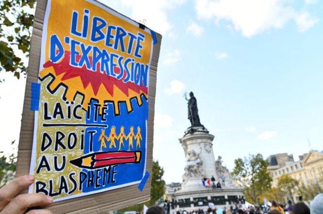 В Париже на площади Республики под лозунгами о важности свободы слова прошла акция памяти убитого исламистом профессора истории Сэмюэля Пати.