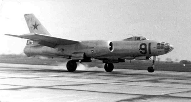 Хрущёв согласился на вывод бомбардировщиков Ил-28 с Кубы.