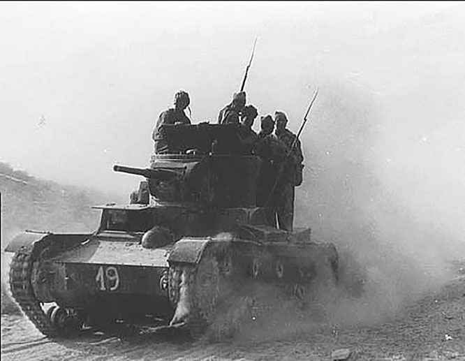 Т-26 с республиканскими солдатами на броне.