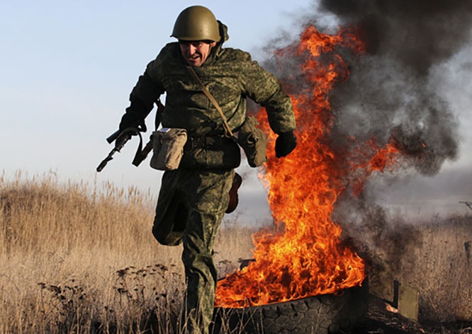 Выбравшие военную службу мужчины прошли огненно-штурмовую полосу, которая включает более 15 различных препятствий.