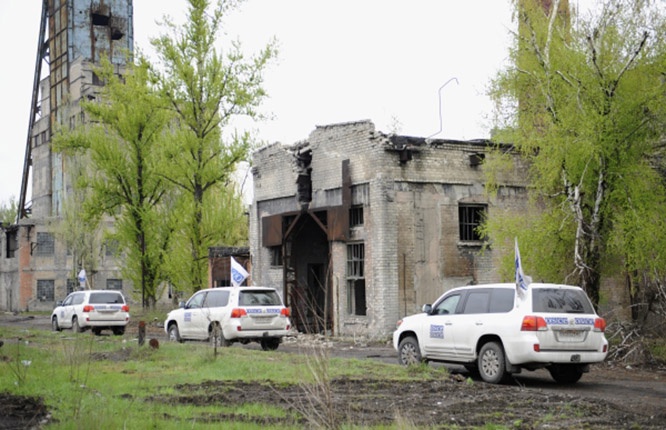 Автомобили миссии ОБСЕ на территории шахты «Октябрьская», расположенной в районе донецкого аэропорта.