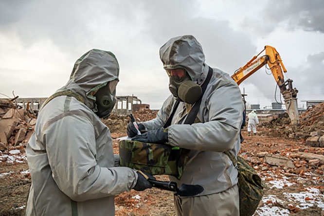 Воины соединения войск РХБ защиты Центрального военного округа первыми вошли в зону токсичной свалки.
