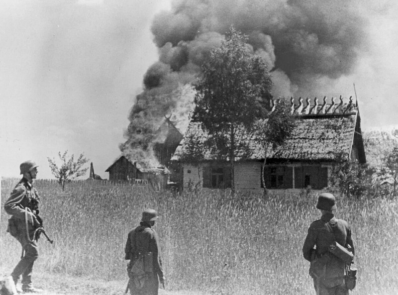 Солдаты вермахта наблюдают за горящими домами. Начало операции «Барбаросса».