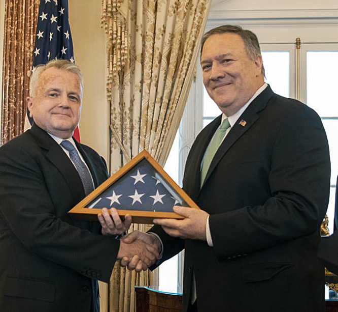 Американский посол в Москве Джон Салливан со своим начальником – Майком Помпео.